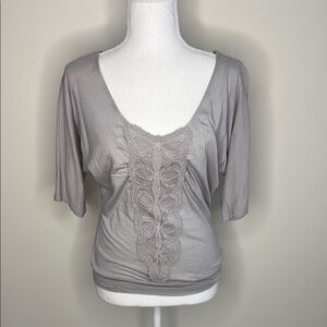 Susie Rose Gray Top with Lace Detail. Raglan Sleeves. Banded Bottom. Small
